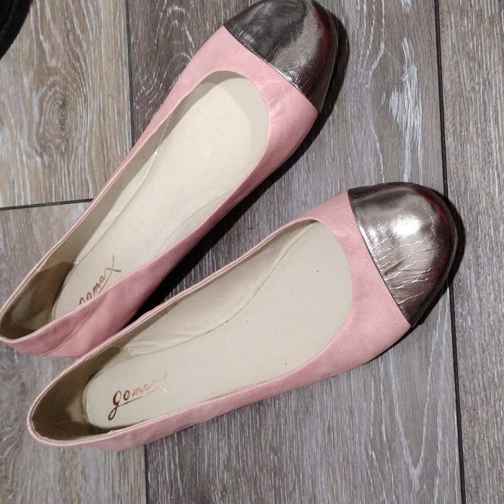 Gomax pink and silver flats. NWT. Size 7.5
